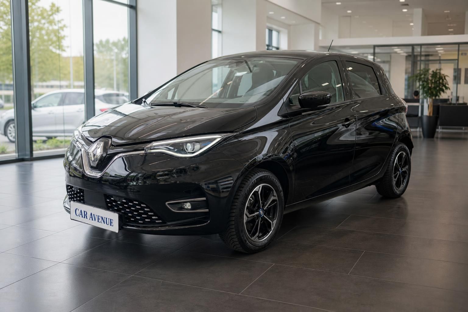 Renault Zoe Elektroauto schwarz Frontansicht mit LED-Scheinwerfern und Chromgrill im Showroom