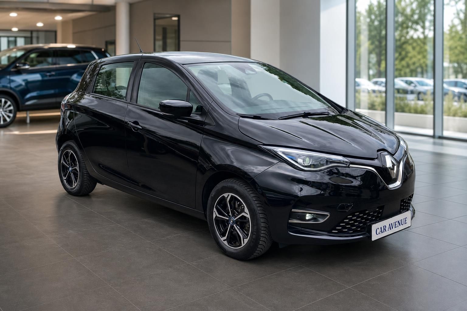 Renault Zoe Elektroauto schwarz im Autohaus Showroom - Dreiviertel-Frontansicht mit Alufelgen