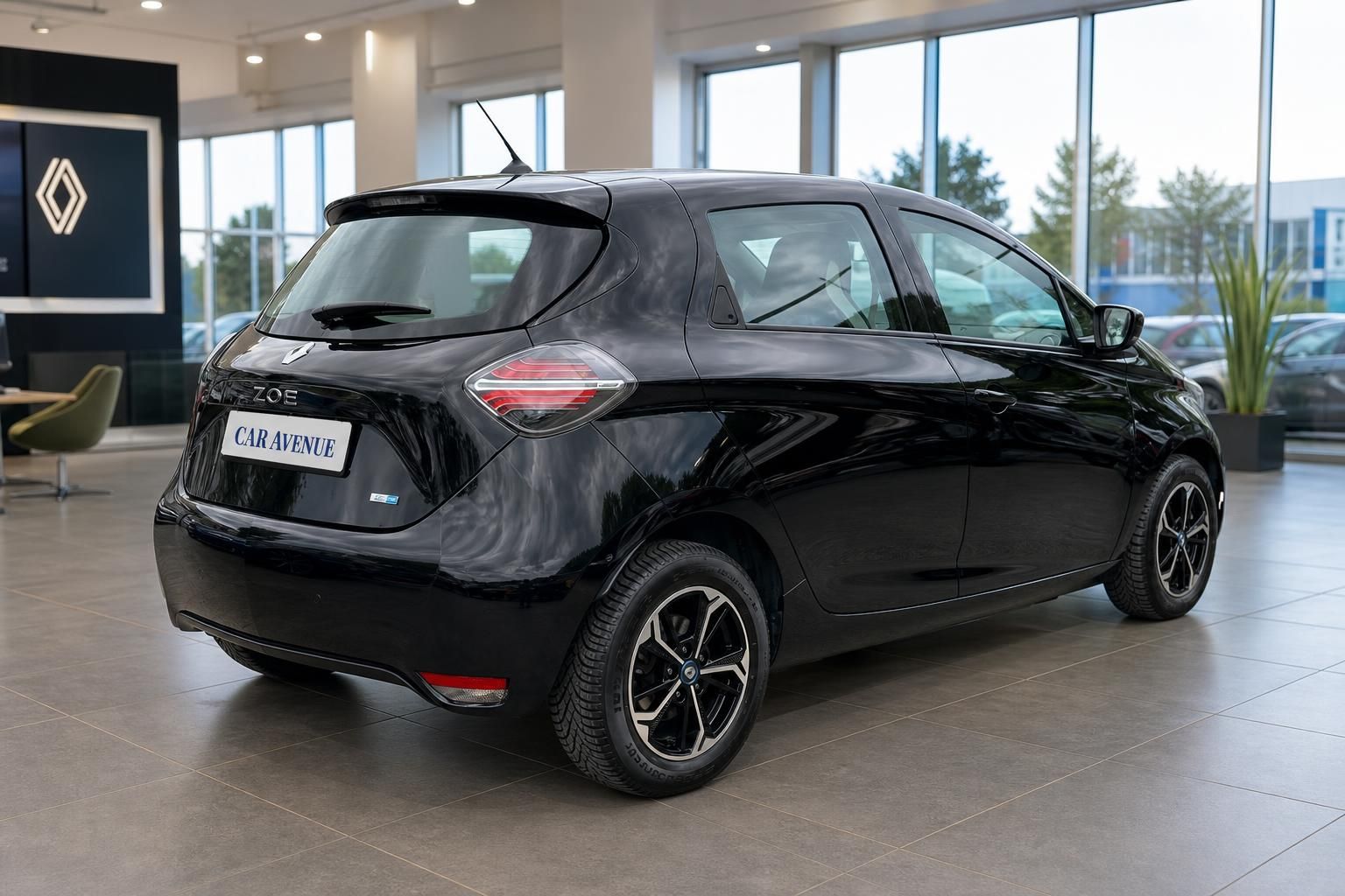Renault Zoe ZOE Elektrofahrzeug schwarz Heckansicht mit LED-Rückleuchten im Autohaus