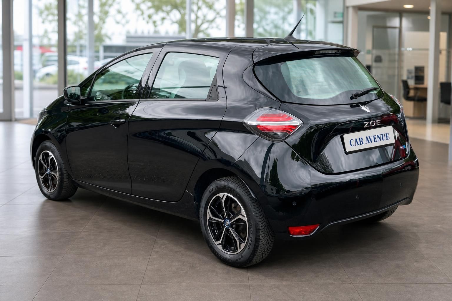 Renault Zoe ZOE Elektrofahrzeug schwarz Heck-Seitenansicht mit Spoiler im Autohaus Showroom