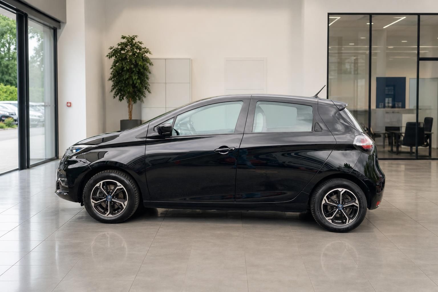 Renault Zoe Elektroauto schwarz Seitenansicht mit Alufelgen und Profil im Autohaus Showroom