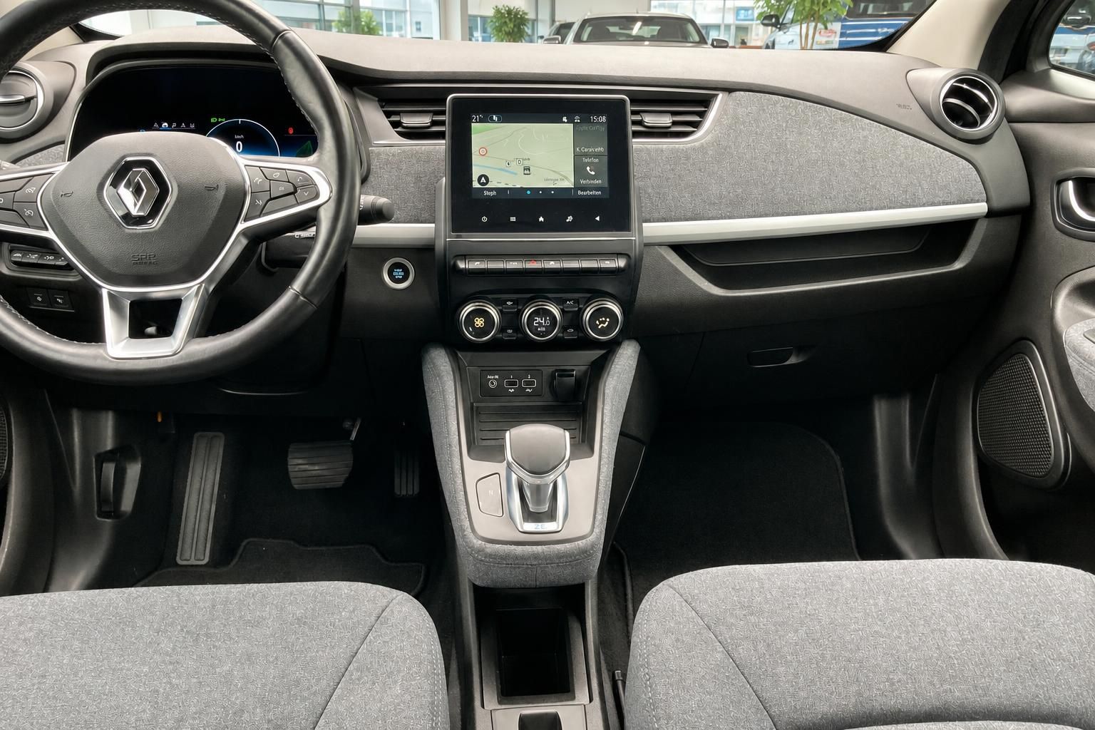 Armaturenbrett mit Renault Logo, Touchscreen Display und Klimabedienung