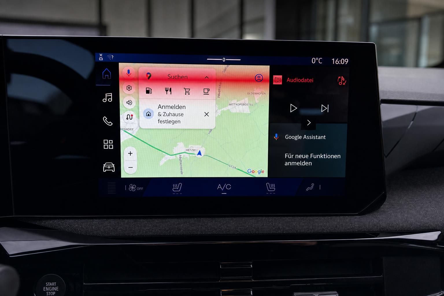 Renault Infotainment Display mit Google Maps Navigation und Klimasteuerung im Fahrzeug-Cockpit