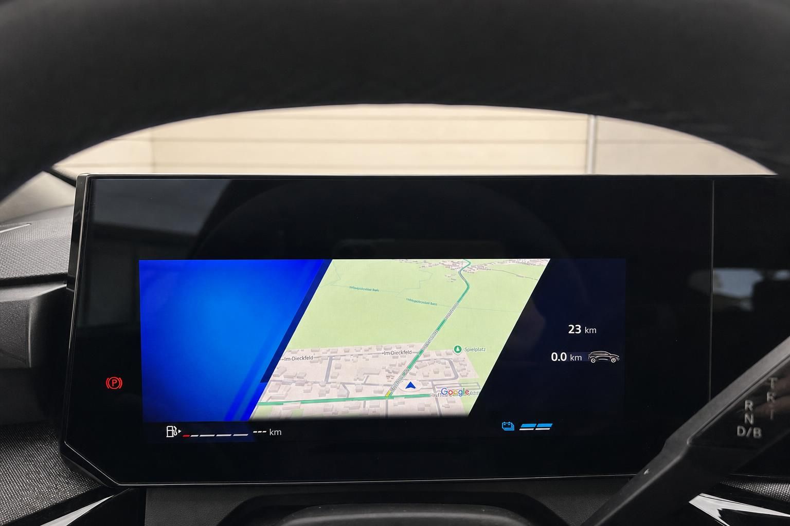 Fahrzeug Innenraum mit Navigationssystem und digitalem Display im Armaturenbrett