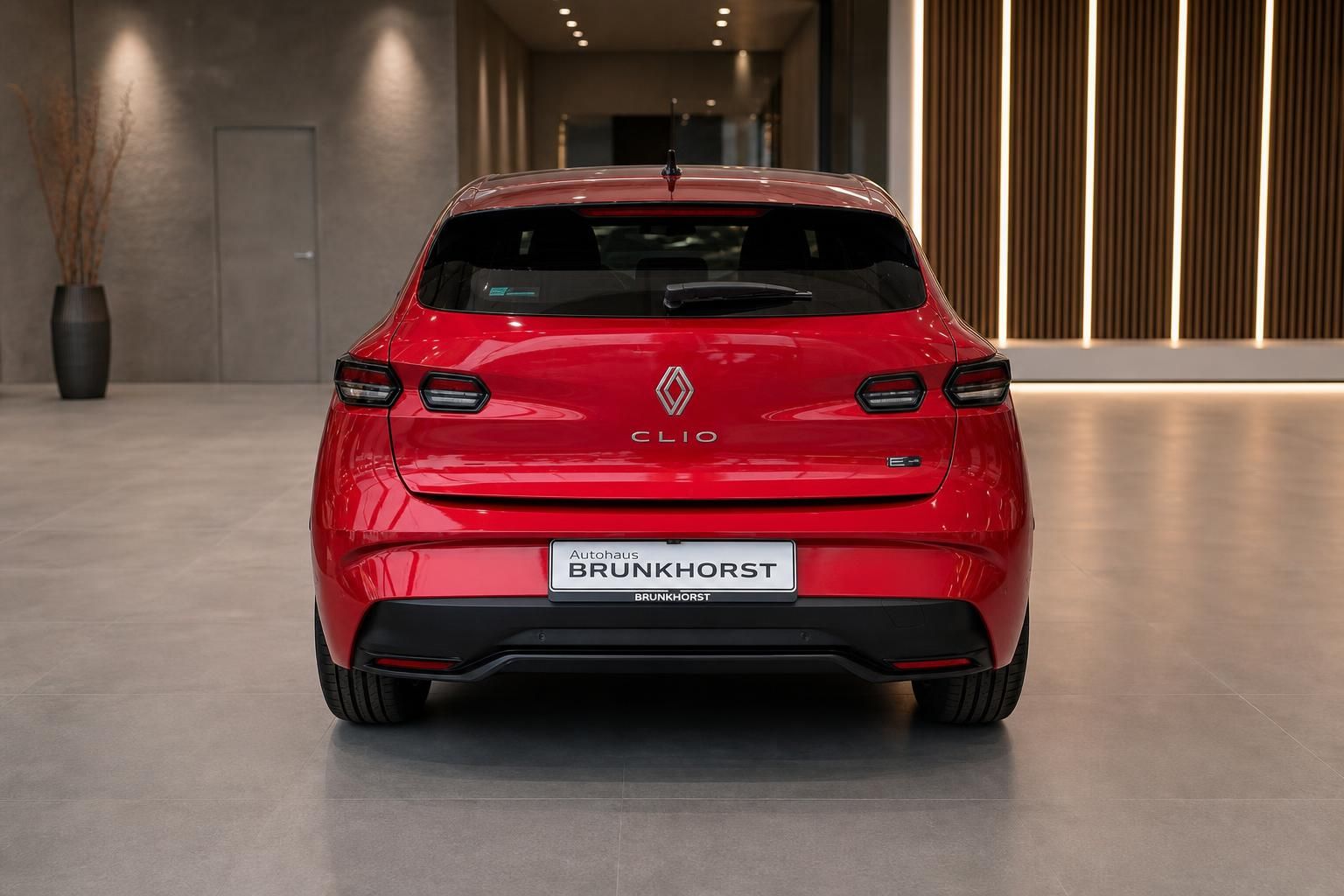 Roter Renault Clio Heckansicht im Showroom mit CLIO-Schriftzug und LED-Rückleuchten