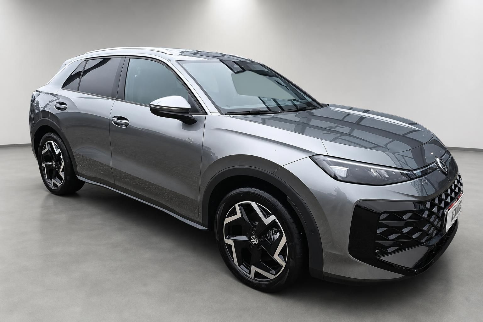 VW T-Roc R grau Frontansicht schraeg mit Leichtmetallfelgen