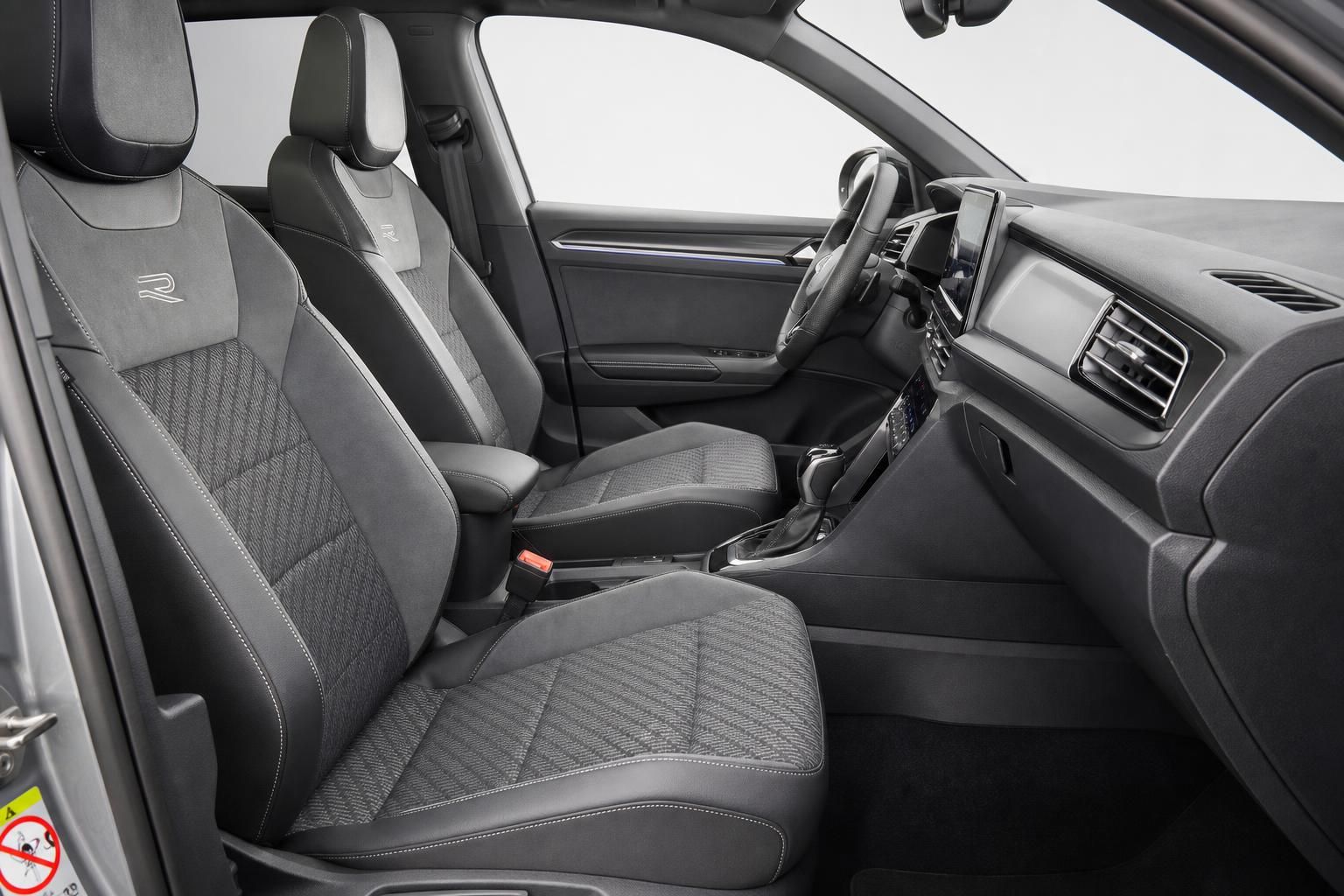 VW Fahrzeuginnenraum mit Sportsitzen und digitalem Cockpit
