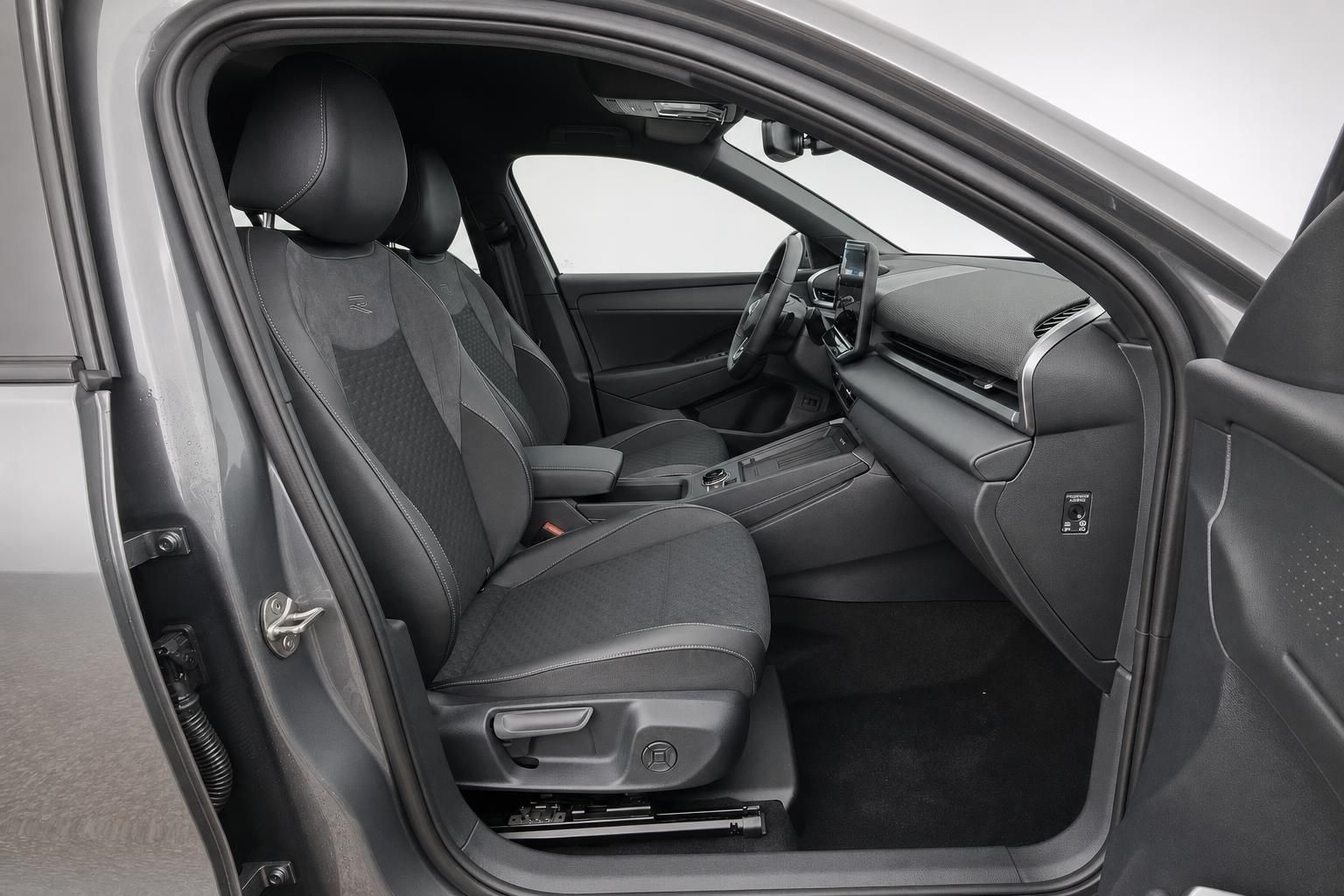 VW Innenraumansicht durch offene Tuer mit Fahrersitz und Cockpit