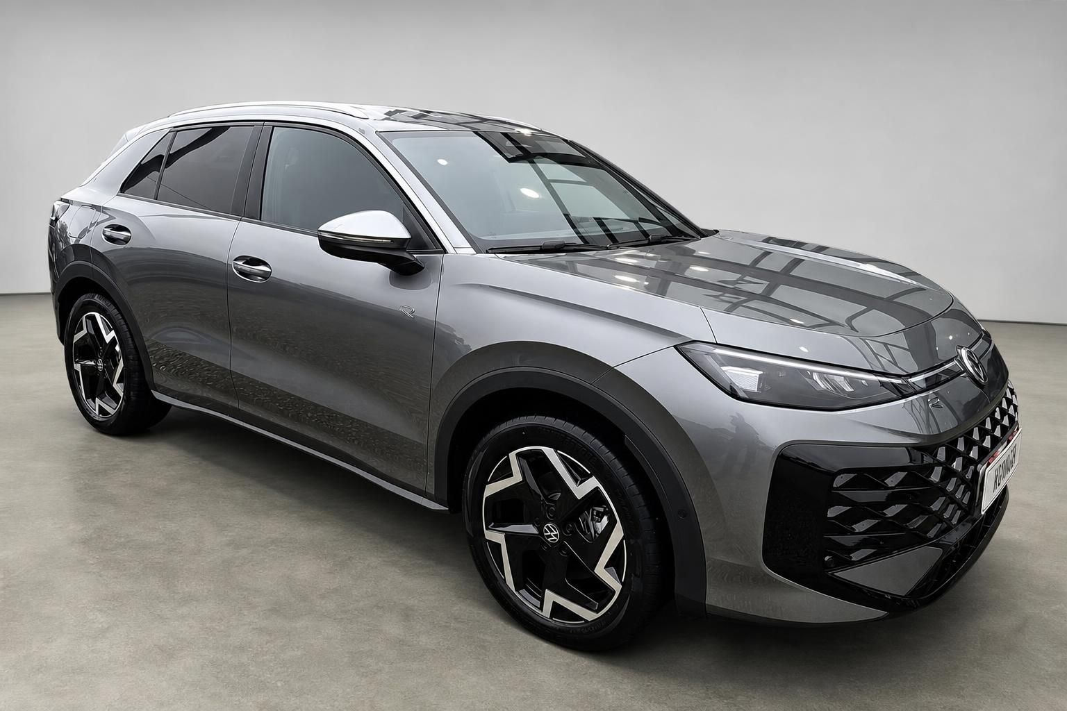 VW SUV Frontansicht schraeg grau metallic Studioaufnahme