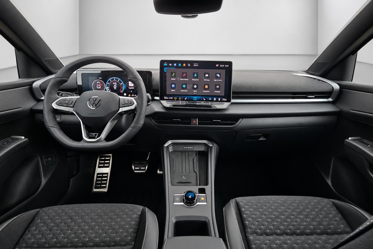 VW Cockpit mit Lenkrad, Digitalanzeige und Infotainment-Bildschirm