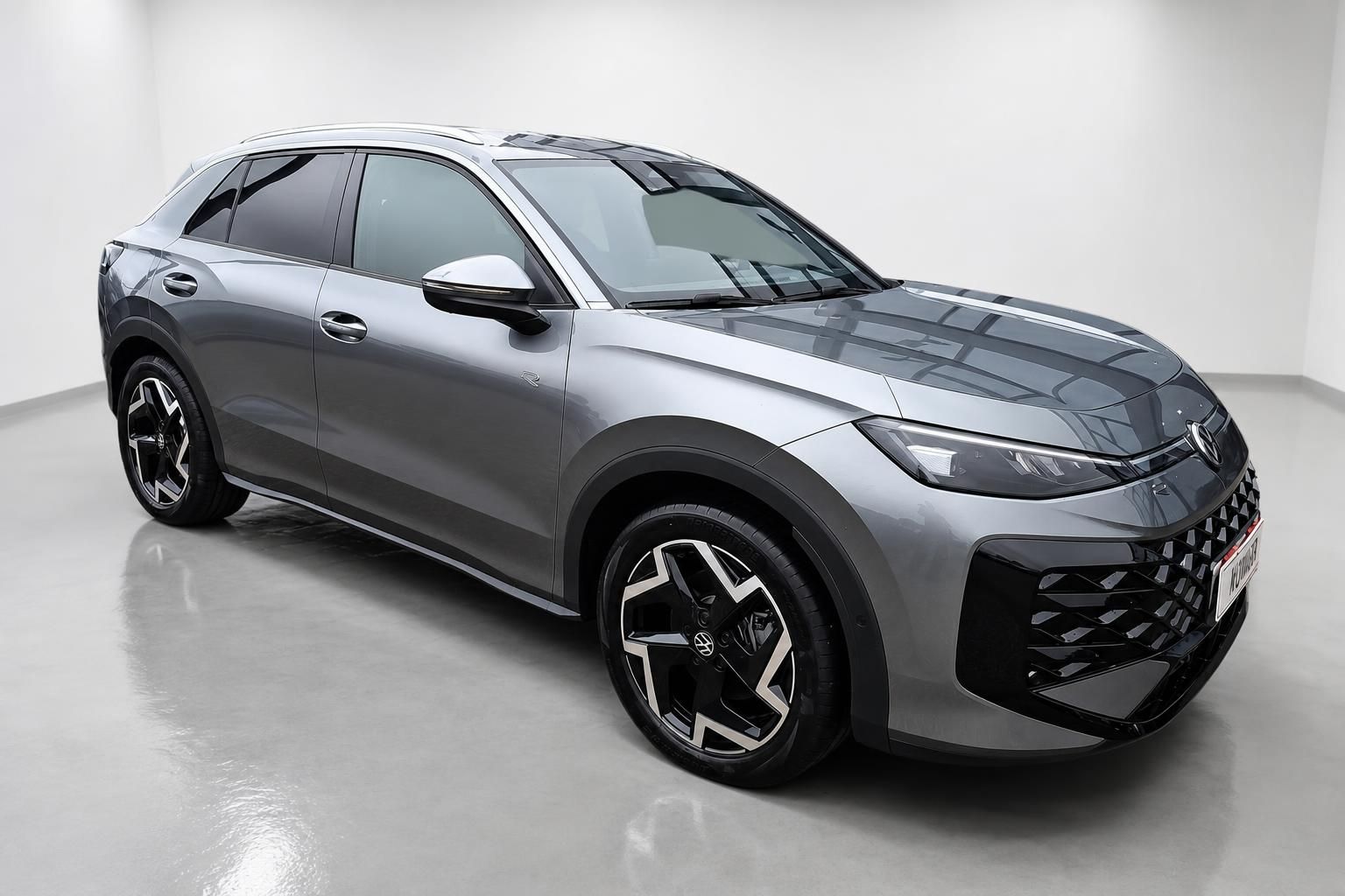 VW SUV Frontansicht schraeg grau mit schwarzen Felgen