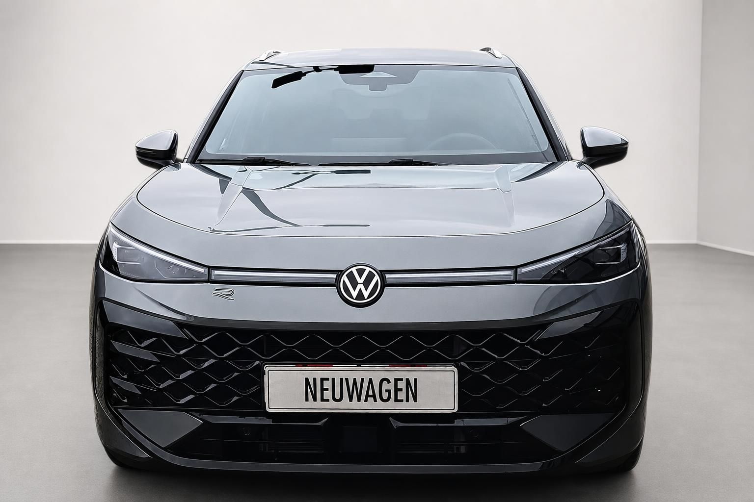VW SUV Frontansicht grau mit Kennzeichen Neuwagen