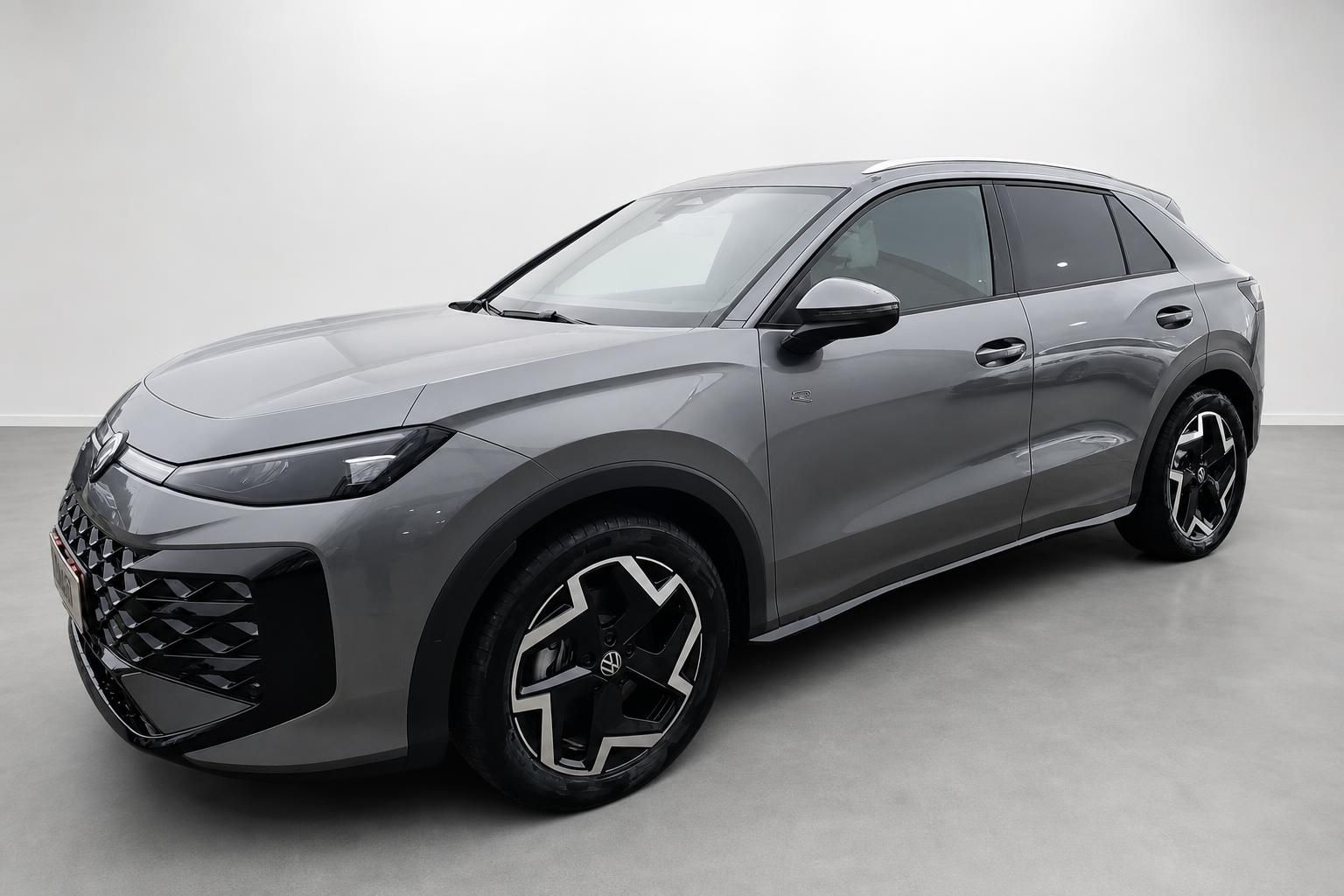 VW SUV grau Frontansicht schraeg im Showroom