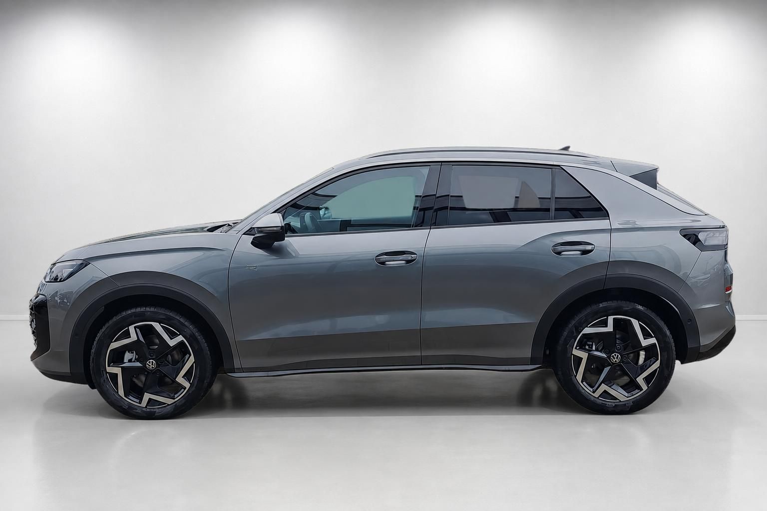 VW SUV Seitenansicht grau metallic im Fotostudio