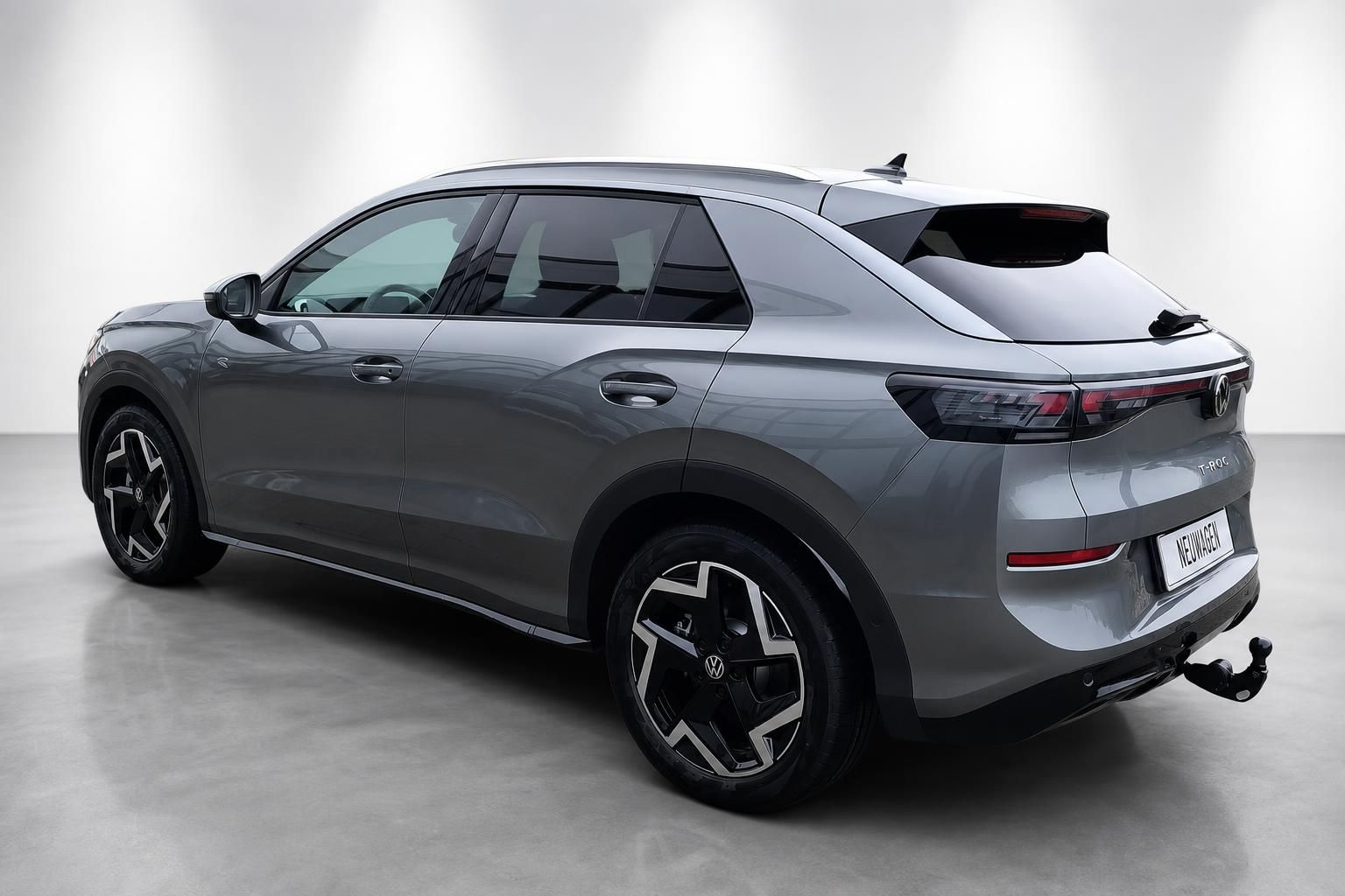 VW T-Roc grau Heckansicht seitlich mit Anhaengerkupplung im Studio