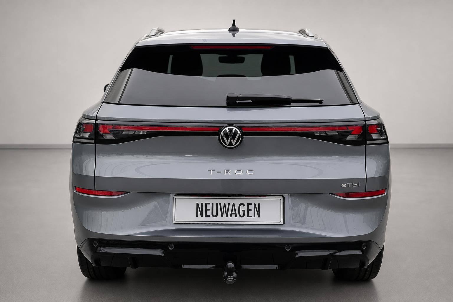 VW T-Roc eTSI grau Heckansicht frontal mit VW Logo und Kennzeichen
