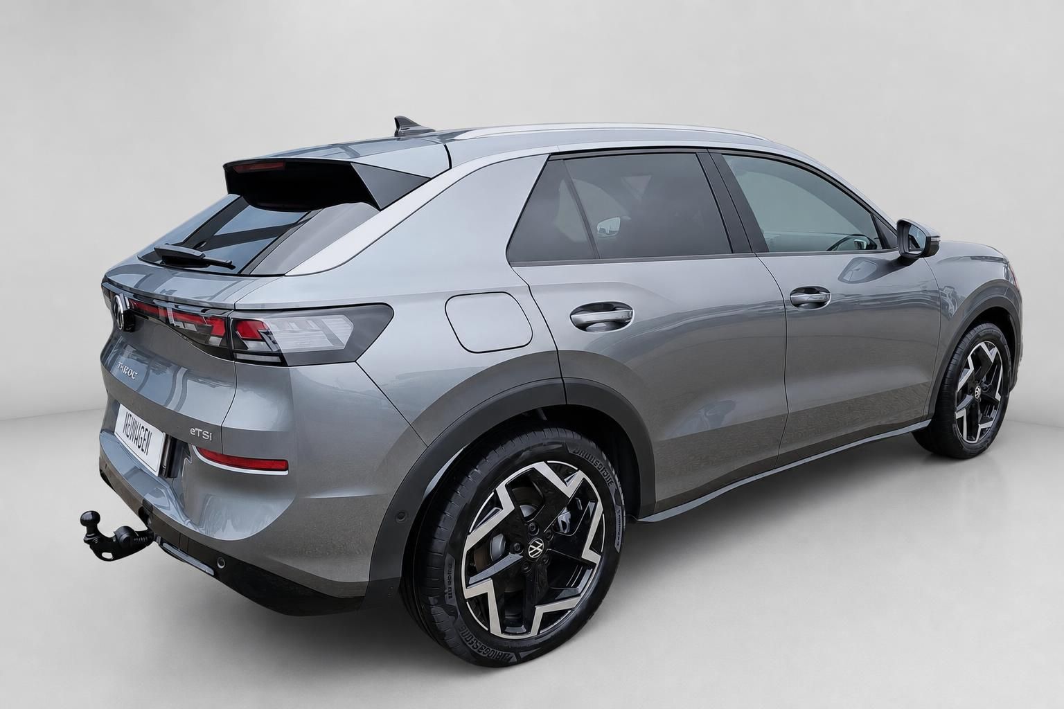 VW T-Roc eTSI grau Heckansicht schraeg mit Anhaengerkupplung