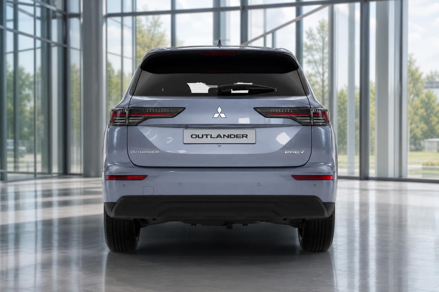 Mitsubishi Outlander PHEV direkte Heckansicht in Silberblau im Autohaus