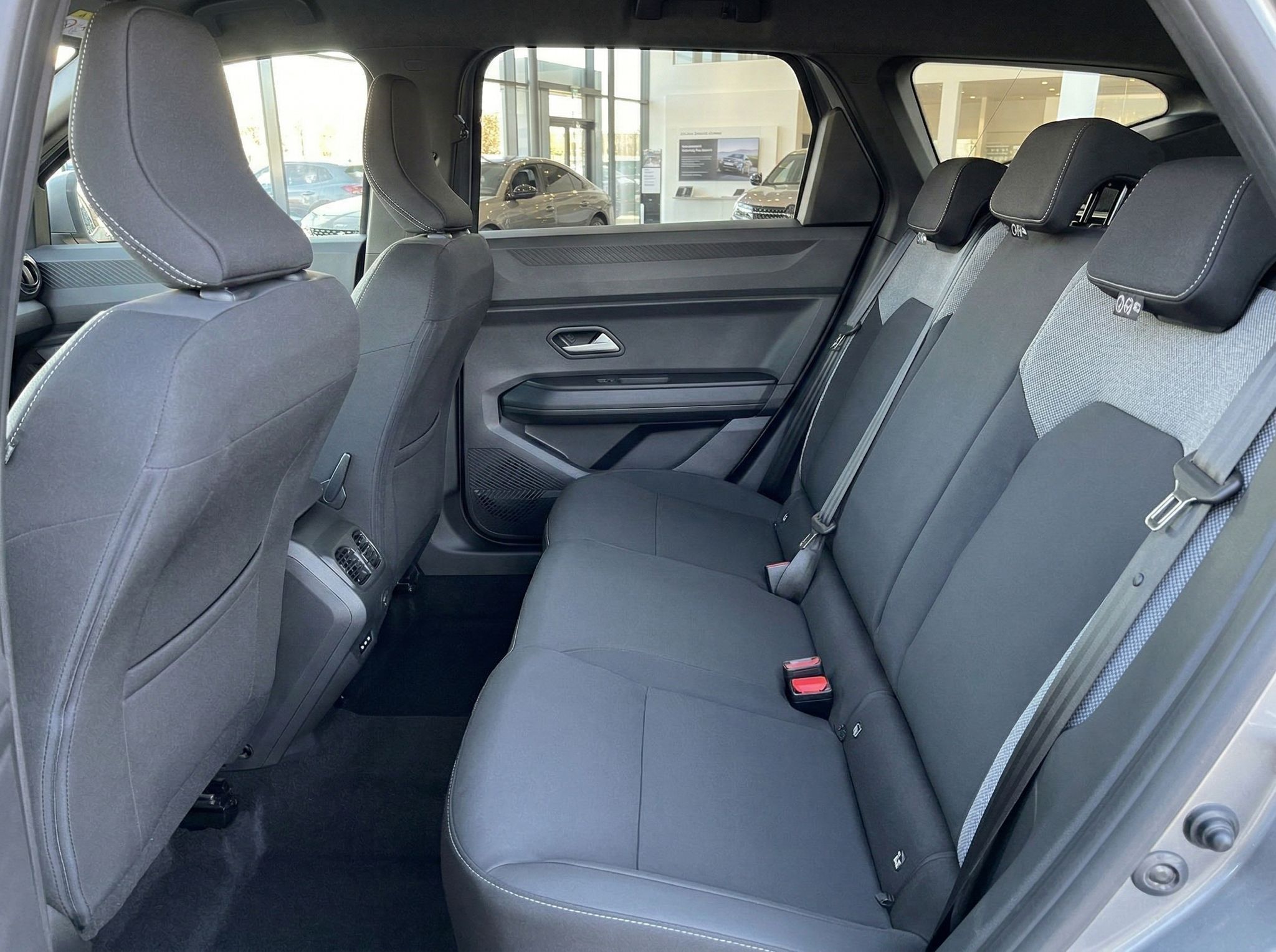 Fahrzeug-Rücksitze in grau mit Sicherheitsgurten - Fond-Ansicht