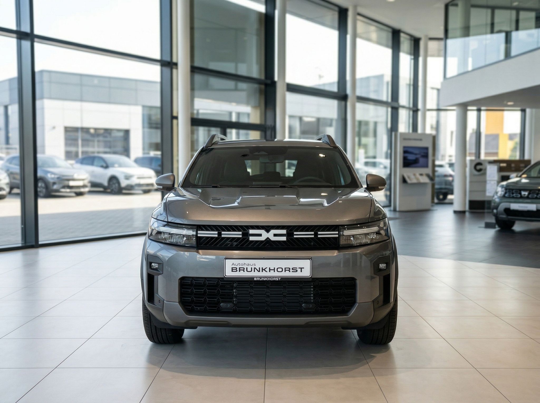 Dacia SUV grau metallic Frontansicht - modernes Design mit Kühlergrill im Autohaus