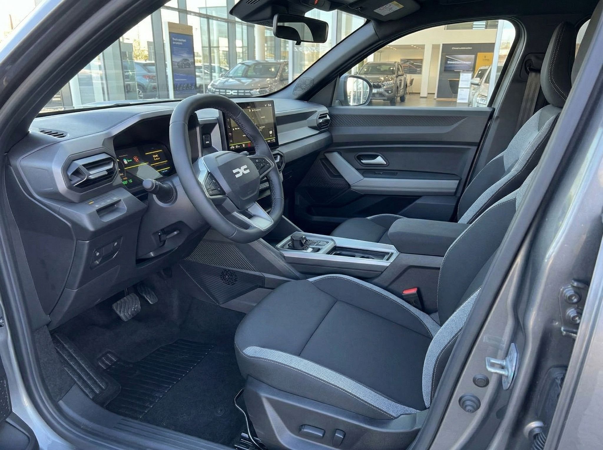 Dacia Innenraum schwarz-grau mit modernem Cockpit, Touchscreen und Sportlenkrad