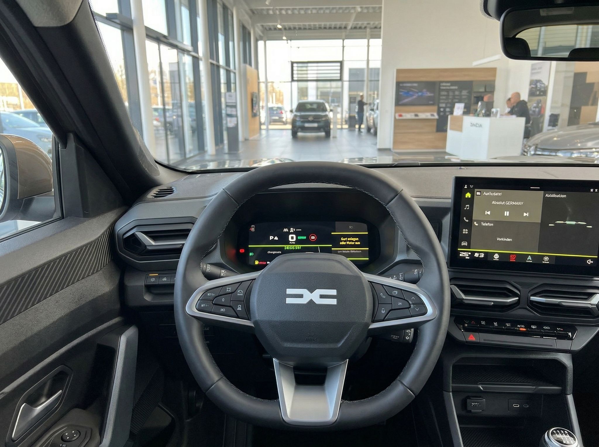 Fahrzeug-Armaturenbrett mit Multimediasystem und Lenkrad - Cockpit-Perspektive