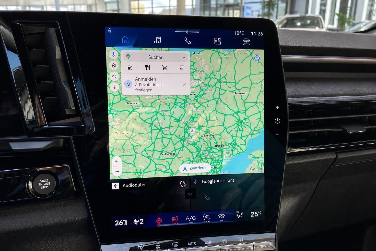 Zentraler Touchscreen mit Navigationssystem und Klimaautomatik-Bedienung im Innenraum