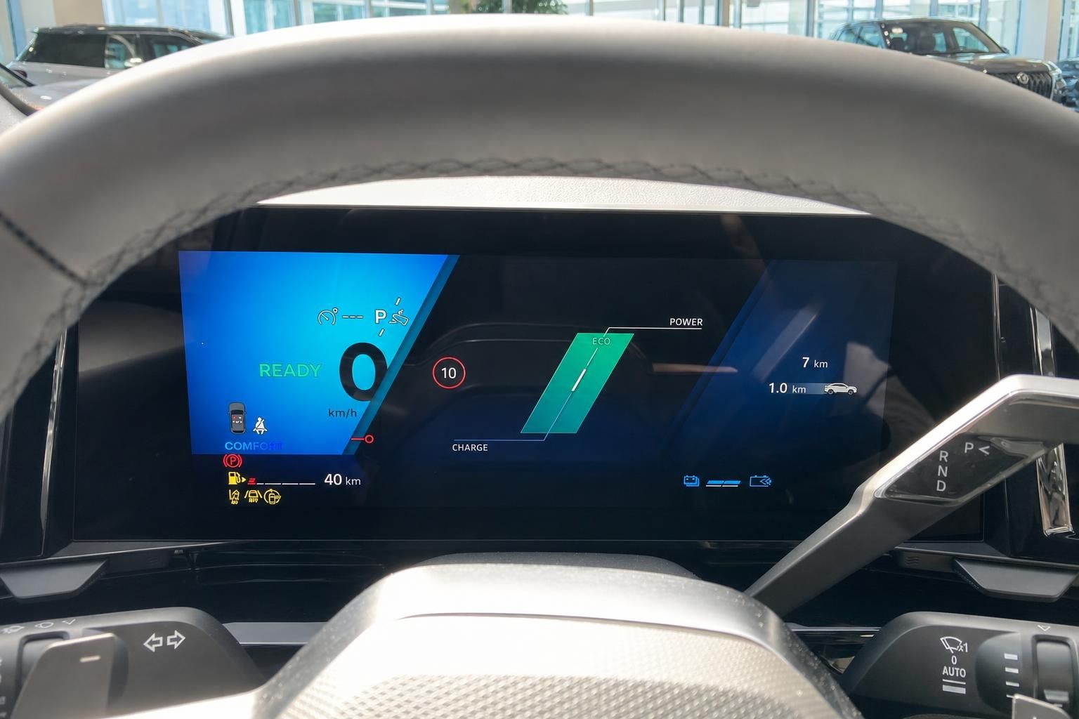 Digitales Cockpit mit Elektrofahrzeug-Anzeige und Reichweitenangabe im Fahrzeuginnenraum