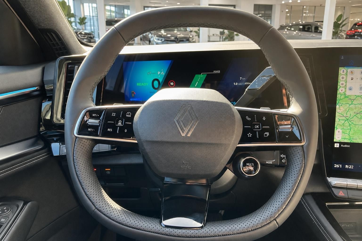 Lenkrad mit Multifunktionstasten und digitalem Armaturenbrett im Fahrzeugcockpit
