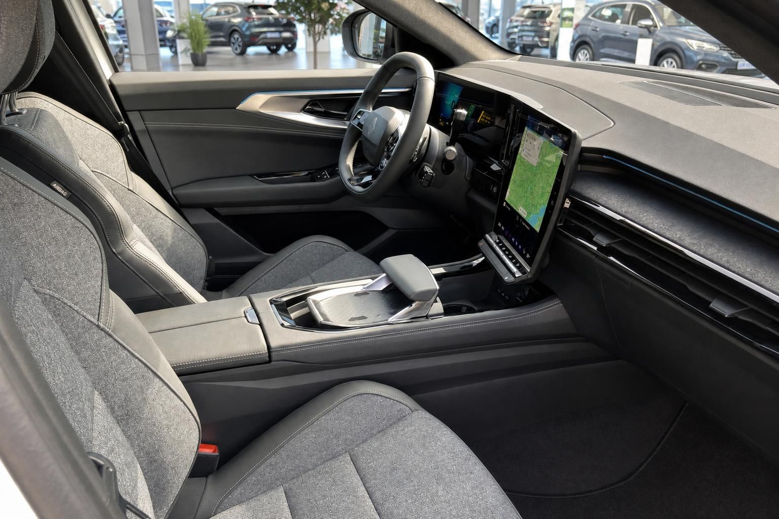 Kompletter Fahrzeuginnenraum mit Sitzbezügen, Armaturenbrett und großem Display
