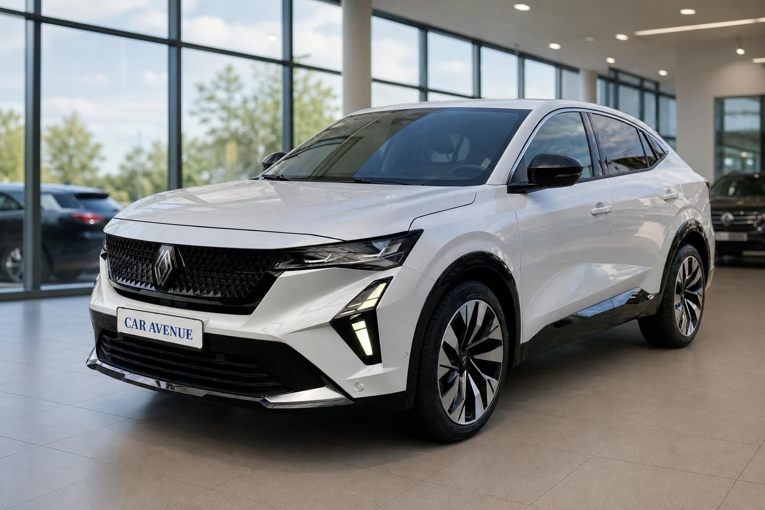 Weißer Renault Rafale SUV-Coupe in modernem Autohaus-Showroom mit großen Fenstern