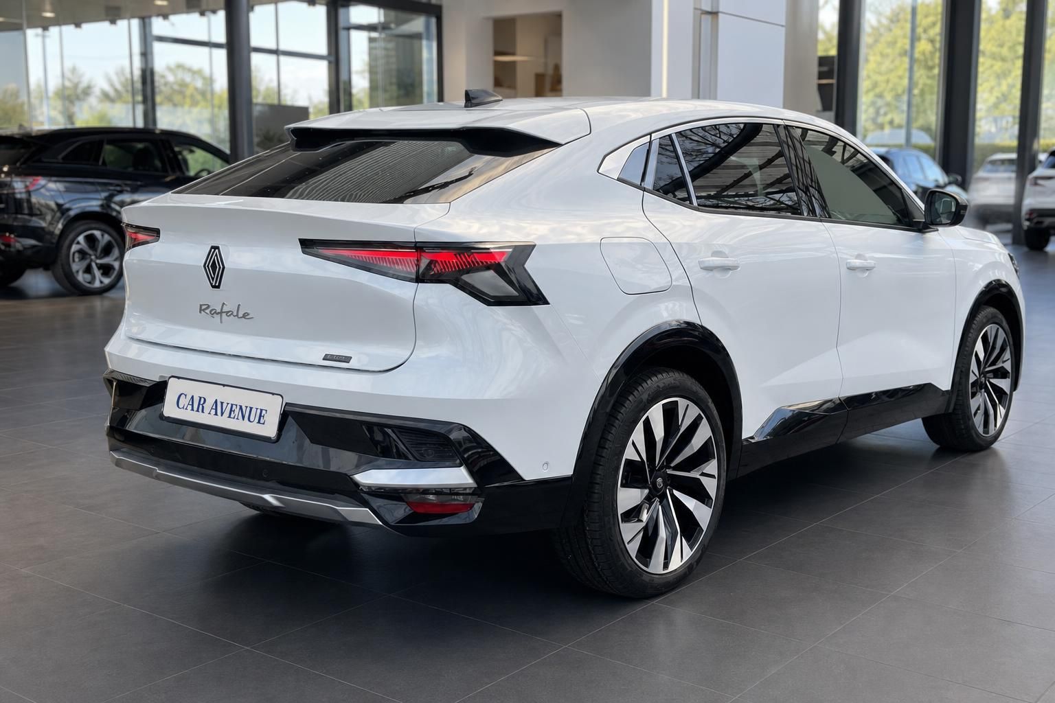 Schräge Heckansicht weißer Renault Rafale SUV-Coupe mit sportlichem Design im Showroom