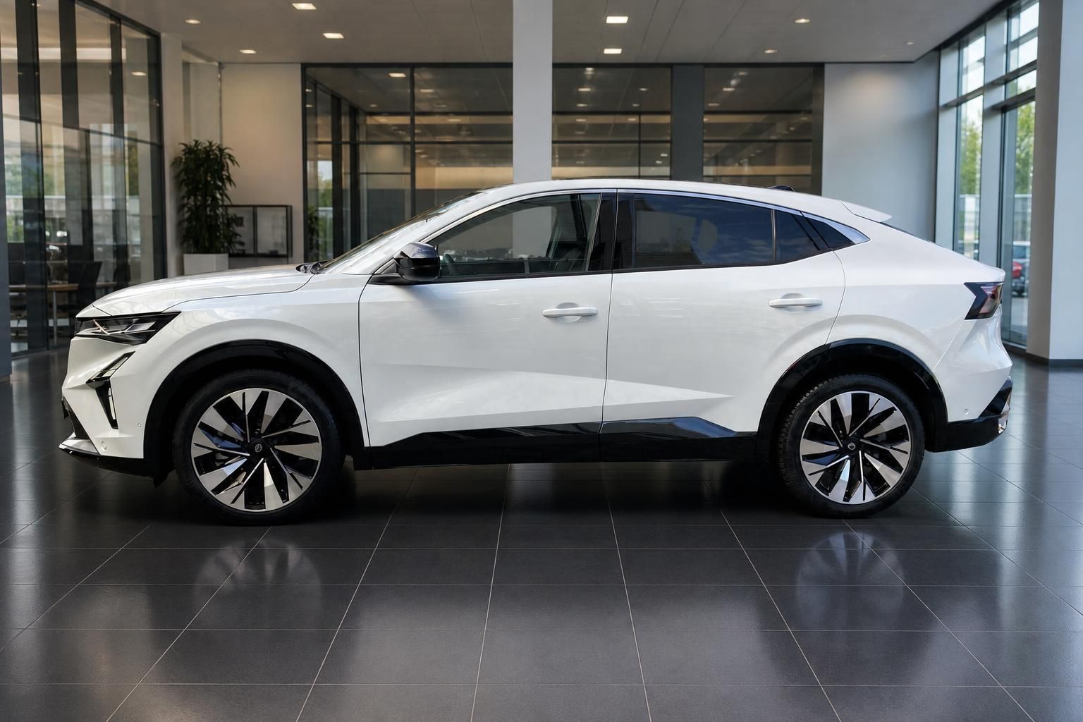 Seitenansicht weißer Renault Rafale SUV-Coupe mit schwarzen Akzenten in Autohaus-Showroom