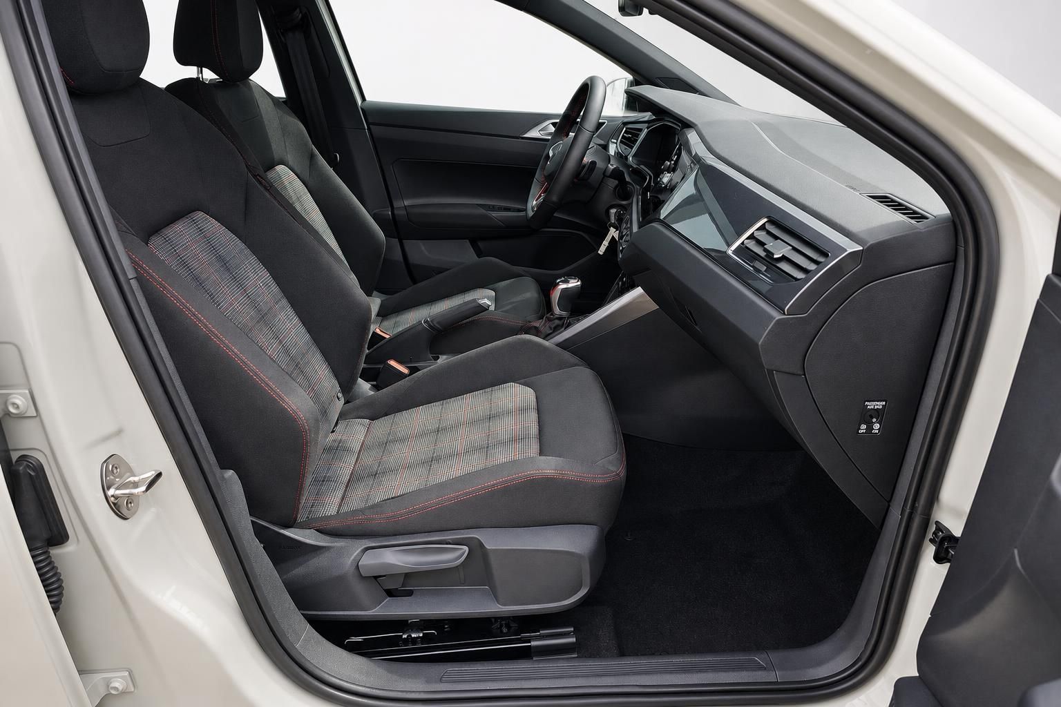 VW Polo GTI Innenraum, Vordersitze und Cockpit im Detail
