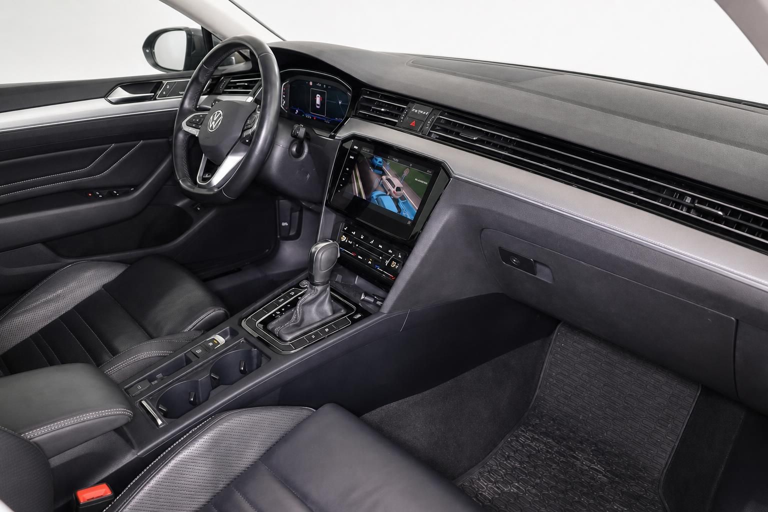 VW Passat Innenraum mit Mittelkonsole und Touchscreen-Display
