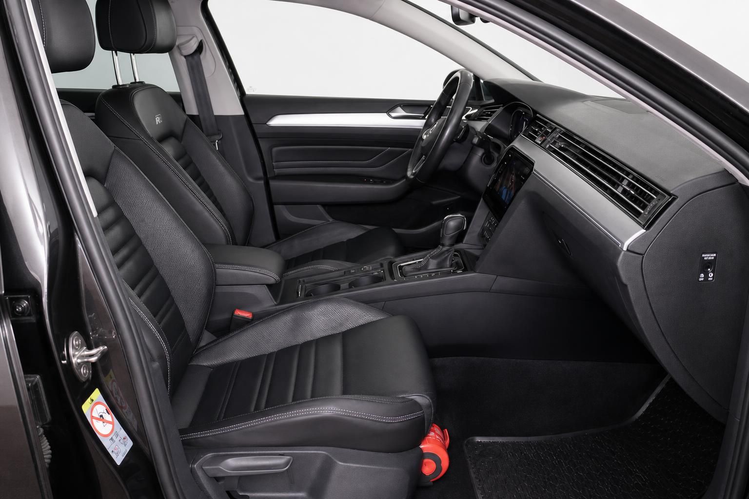 VW Passat Innenraum mit schwarzen Ledersitzen und Cockpit