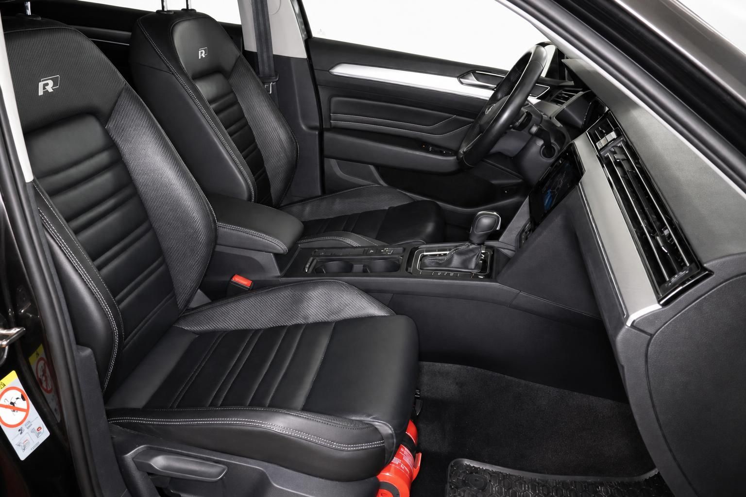 VW Passat R-Line Vordersitze und Mittelkonsole im Detail