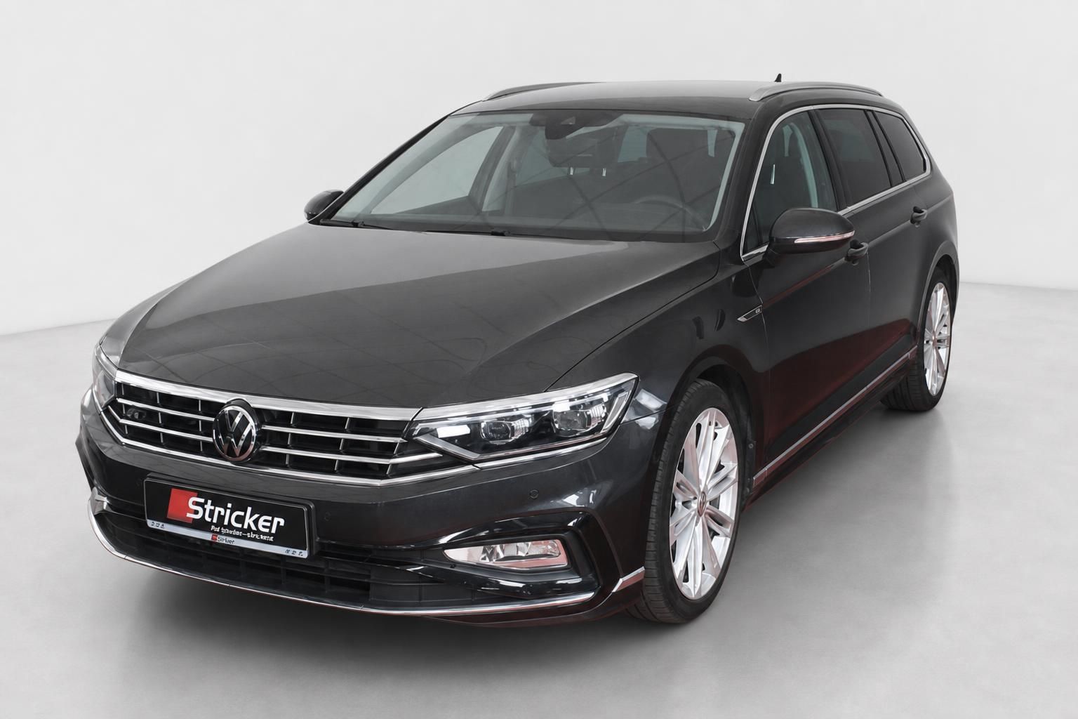 VW Passat Variant grau metallic, Frontansicht schräg, Studioaufnahme