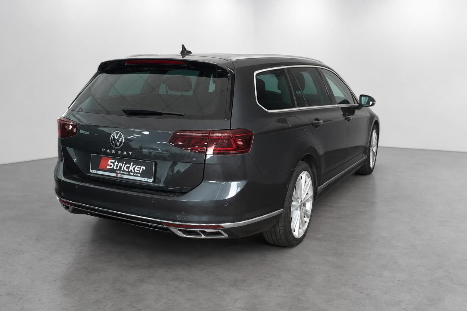VW Passat Variant grau, Heckansicht schräg mit Alufelgen im Studio