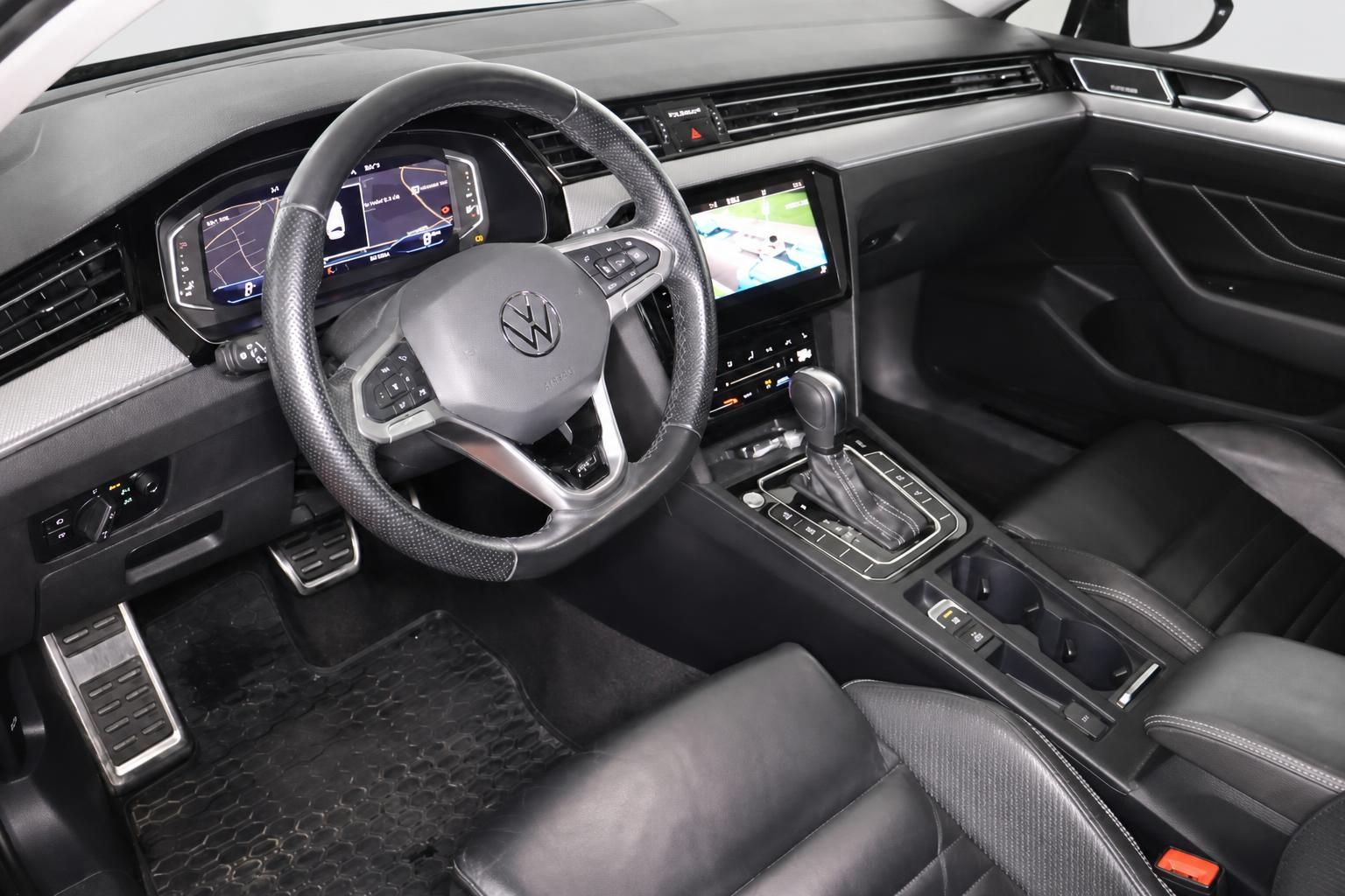 VW Passat Innenraum, Cockpit mit Lederlenkrad und Digitaldisplay