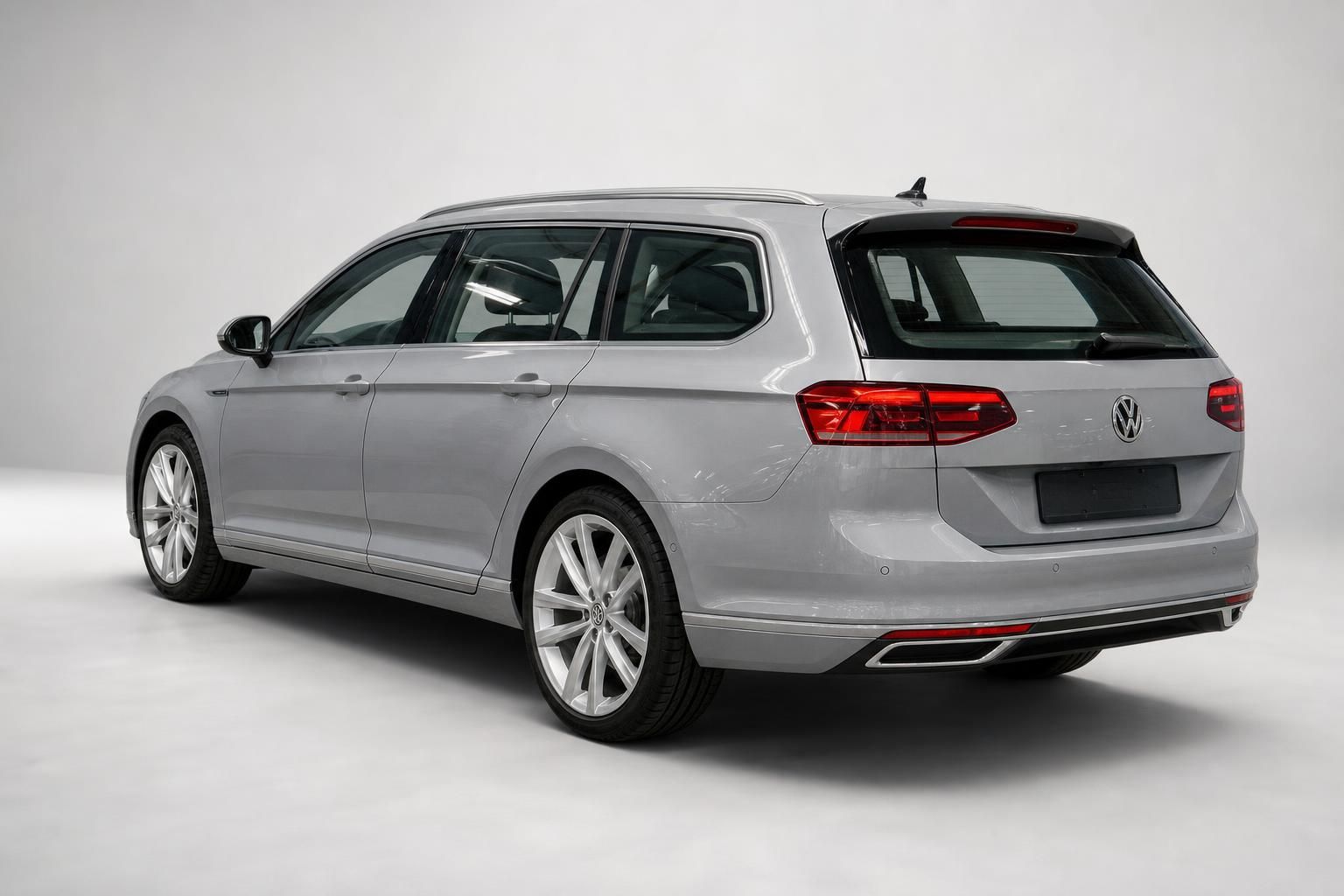 VW Passat Variant silber, Heckansicht schräg, Studiofoto