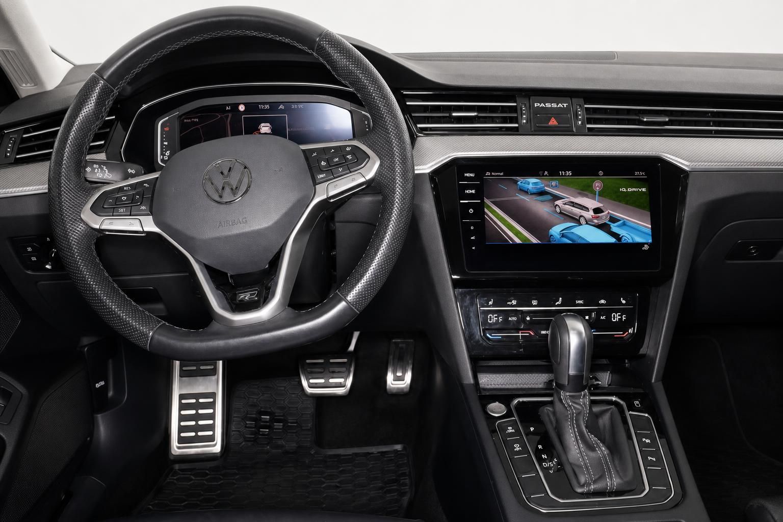 VW Passat Cockpit mit Lenkrad und digitalem IQ.Drive Display