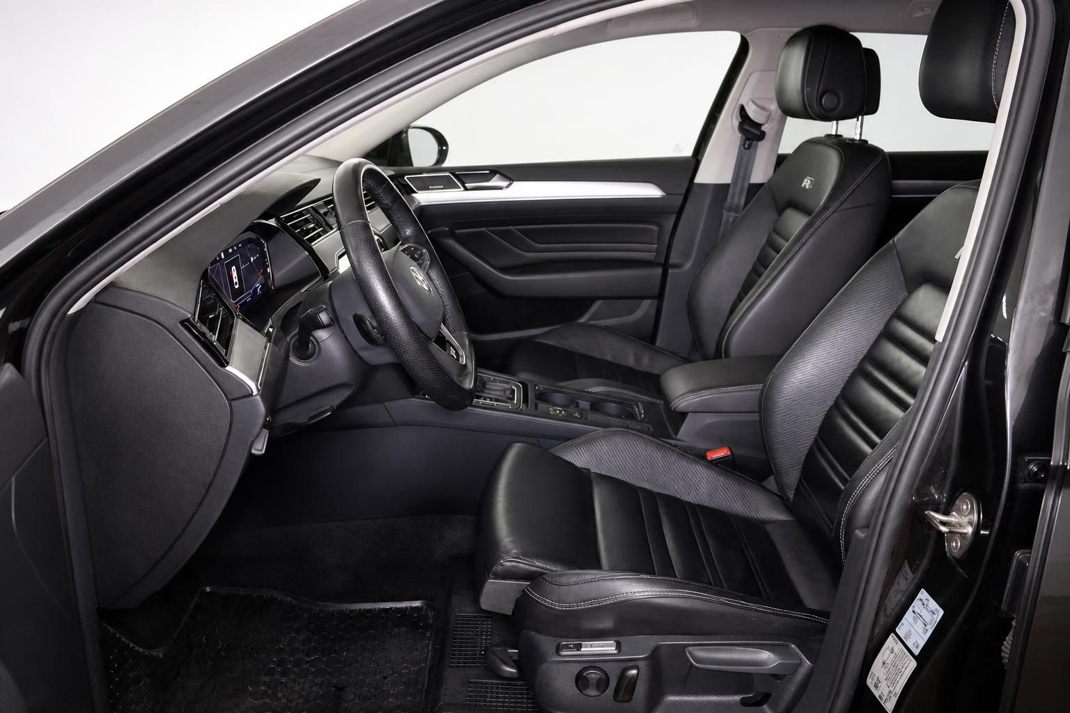 VW Passat Innenraum mit schwarzen Ledersitzen und Cockpit