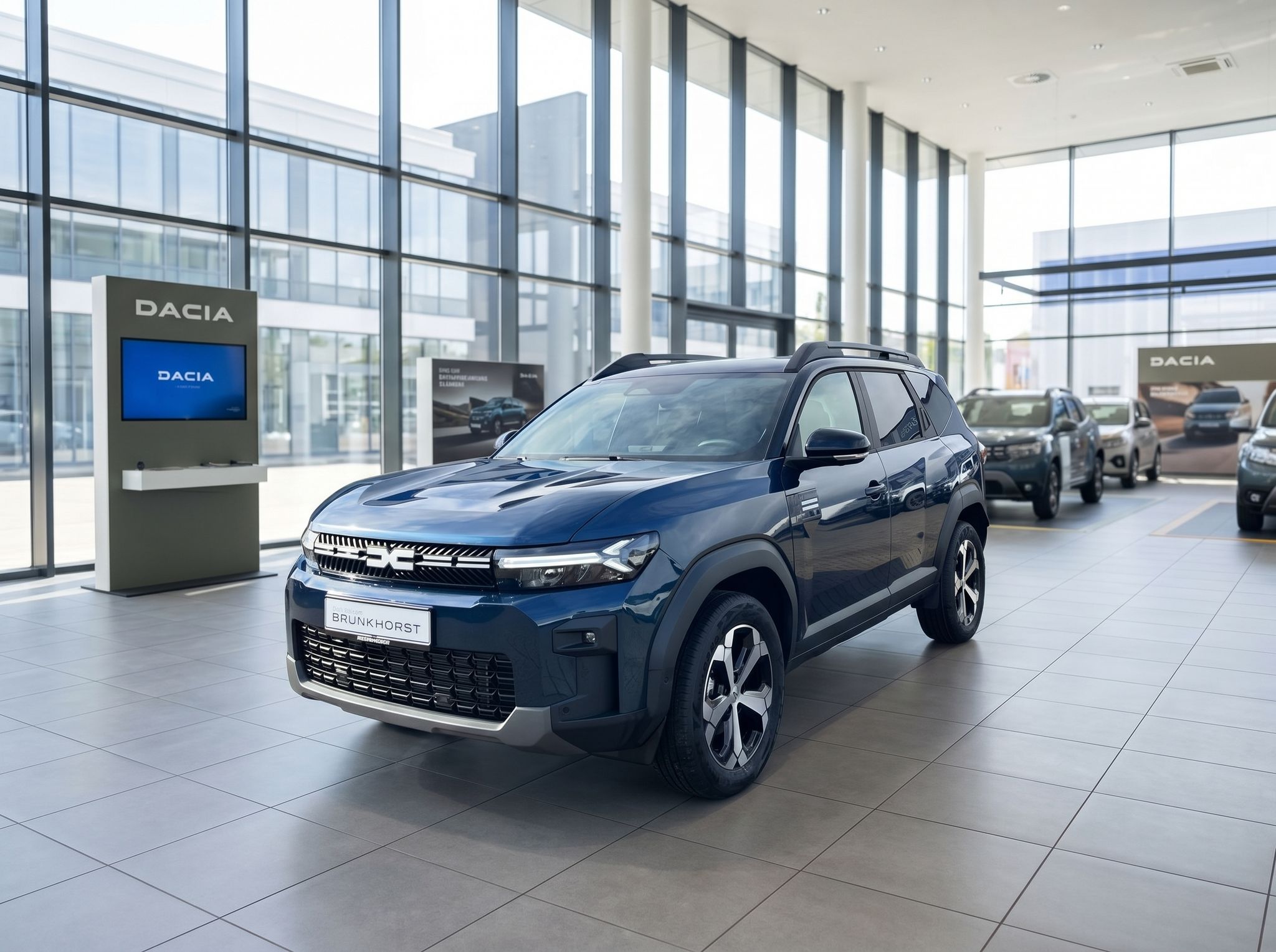 Dacia SUV blau im Autohaus Showroom - Frontansicht mit modernem Design