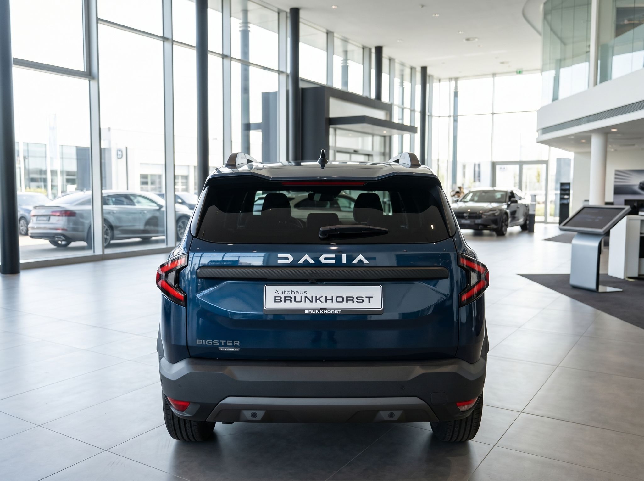 Dacia Bigster SUV blau - Heckansicht im Autohaus mit LED-Rückleuchten