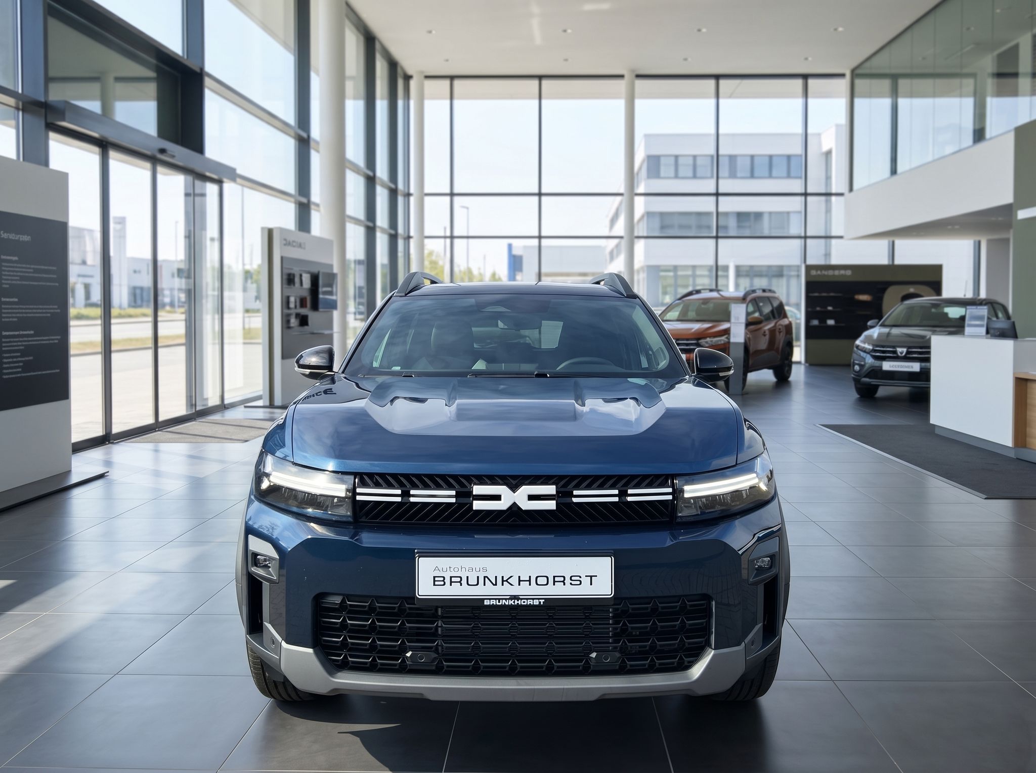 Dacia SUV blau - Frontansicht im Autohaus mit charakteristischem Kühlergrill