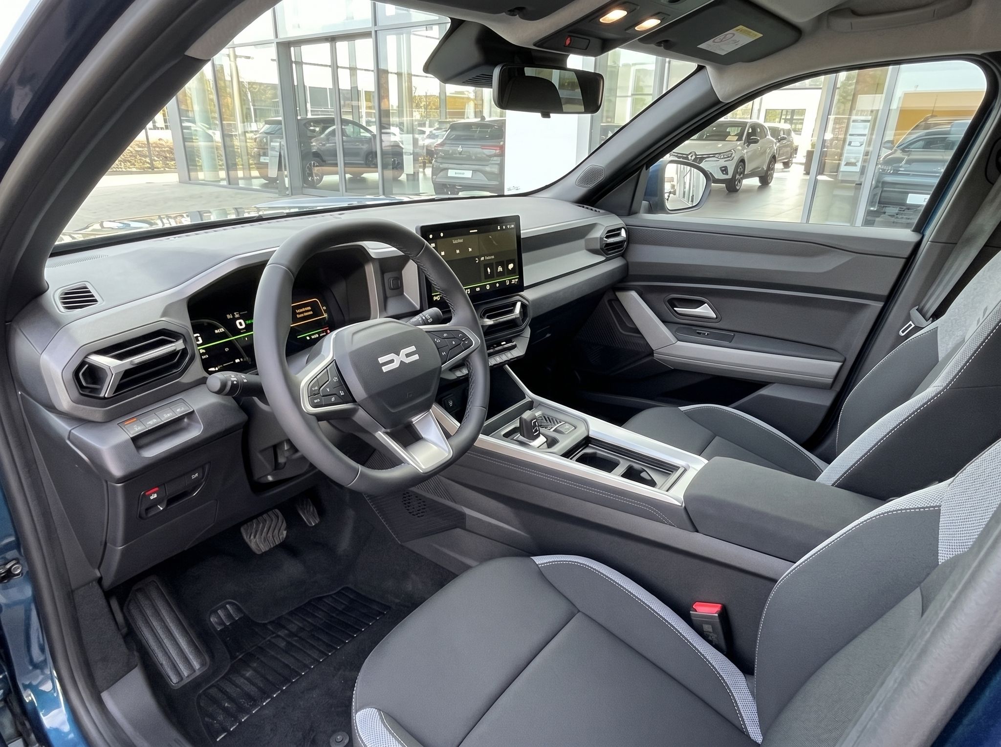 Dacia Fahrzeug Innenraum mit modernem Dashboard und grauen Sportsitzen