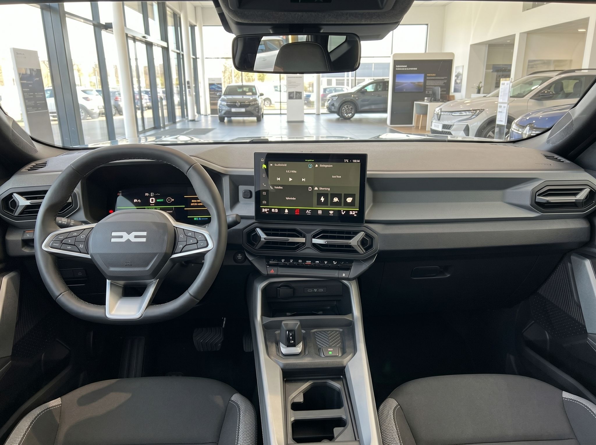 Moderner Fahrzeuginnenraum mit digitalem Cockpit, Touchscreen und Lenkrad im Autohaus-Showroom