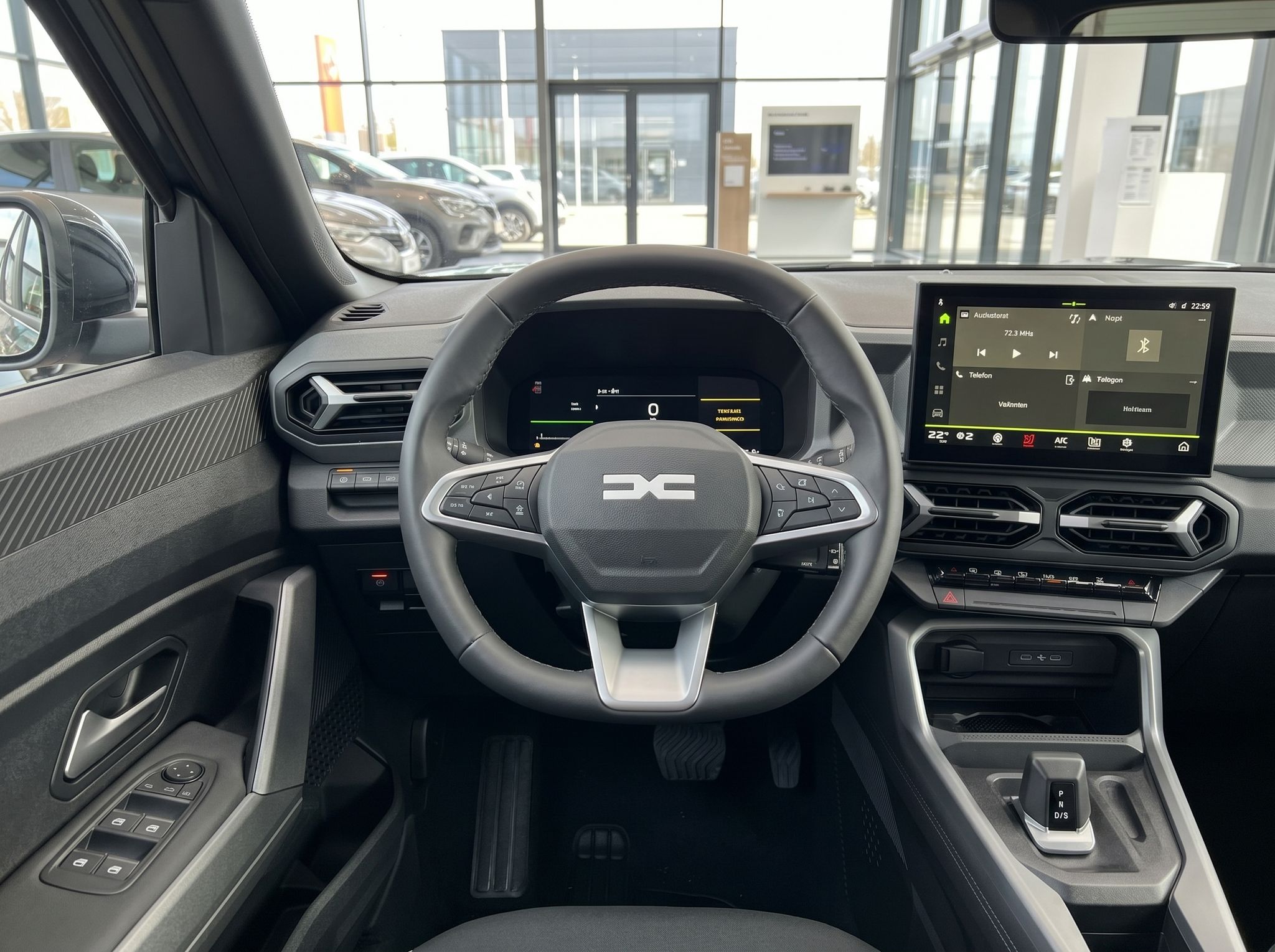Fahrzeug-Cockpit mit digitalem Kombiinstrument, Infotainment-Display und modernem Lenkrad
