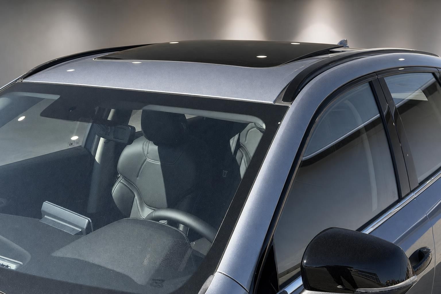 SUV mit Panoramadach und Blick ins Interieur durch die Frontscheibe